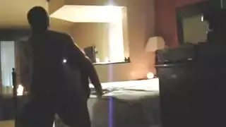 زوج الديوث يشاهد زوجته تمارس الجنس مع رجل آخر