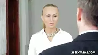 الشرج الشرج مع سيدة أنيقة تعمل في المكتب