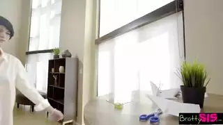 اخته دخلت عليه شافته بيضرب عشرة على صورتها
