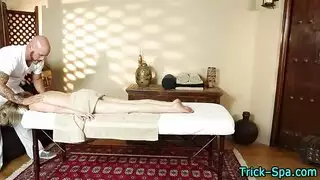 تدليك ام الاثداء و اللعب بصدرها و كسها حتى تسخن