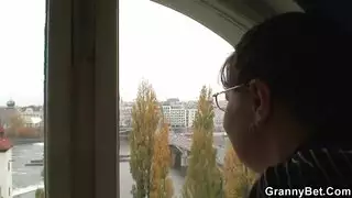 كلاهما لا يستطيع النوم ، لذا يمارس الجنس مع بعضهما البعض