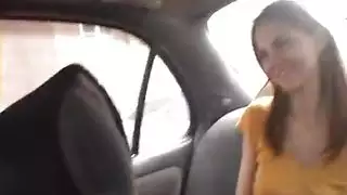 فتاة وشم تعطيني رأسي أثناء قيادة السيارة