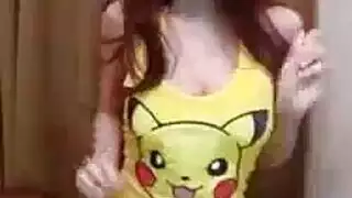 زوجين مثليه واحد يفعل دسارهم في الجزء الخلفي من السيارة