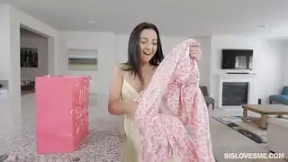 سكس حقيقي بنت تتناك من اخوها على السرير