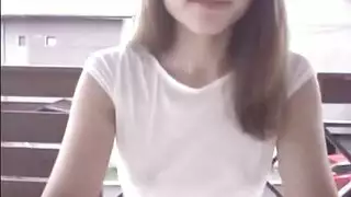 مثير في سن المراهقة يحصل عارية ويستمني.
