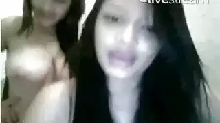 بنات مع كلب