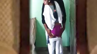 زوجة الأب الهندي يمارس الجنس مع أخته الساخنة