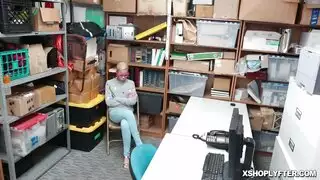 لم تكن هناك حاجة لخلع ملابسها على الإطلاق لأن الديك وقع