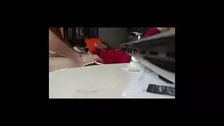 زوجة عاهرة لها بوس أصابعها قبل إعطاء اللسان الجميل لزوجها.