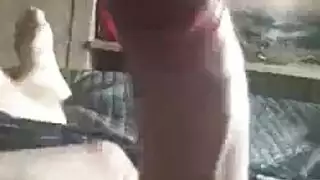 رعاة البقر الذكور الرجيج في الحظيرة.