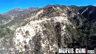 يزداد دانيكا ديلون في سريرها، بينما صديقها خارج المدينة