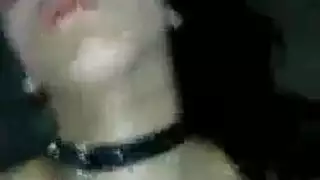 تمتص هذا الفتاة القوطية الشرب ديك وتبتلع