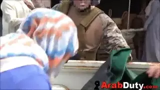 الفتيات العربيات في الحجاب تعامل مع الديك الجندي الغربي