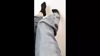 أرجل رقيقة في الجينز مثيرة فقط