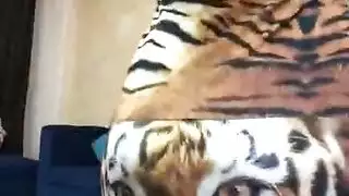 المتناكه لابسه طقم النمر الخربوش وكلها دلع ومنيكه خالص