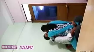 صنم في سن المراهقة الهندي ينخفض هذا القمة