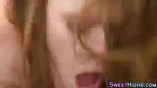 مفلس في سن المراهقة مغطى في نائب الرئيس في الحمام