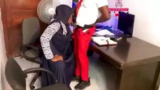 دعاني أستاذي العربي إلى مكتبها لأمارس الجنس معها مثل عبد الجنس اشترك