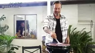 يغافل صديقه وينيك زوجته على مائدة الغذاء