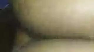 فاتنة سوداء مع كينك على صبي أبيض يلعب مع نساءها.