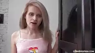 امرأة شقراء نحيفة في الألمانية تقبيل الهواء الطلق.