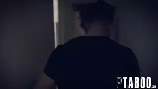 قضيب هذا الرجل صغير لكن هذا لا يمنعها من جعله كذلك