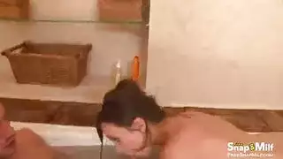 لطيف امرأة سمراء فاتنة سخيف و مص في المطبخ.