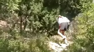 بنت جميله في الغابه مع حبيبها