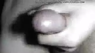 صبي مستقيم في أريكة لعق الحمار