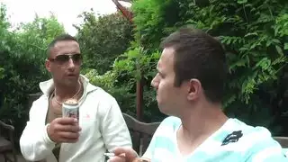 الجبهة عاريات في حديقة المنزل ممارسة الجنس مع أحد الجيران