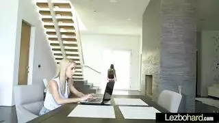 انها تدليك بوسها ويجدها زميلها في الغرفة مثل هذا