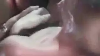 وقحة شقراء ذات ثديين كبيرين ترقص على المسرح على أنغام الموسيقى