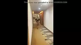 فتاة ركوب دراجة صديقتها السوداء