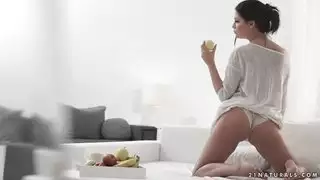 إنها تمتص قضيب زوج أمها ثم تضاجعه على الأريكة