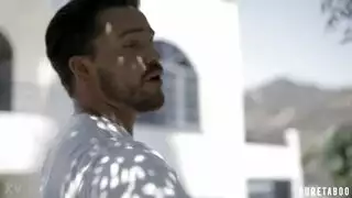 يمارس الجنس مع هذه الشقراء في فمها لأنه يحبها أكثر