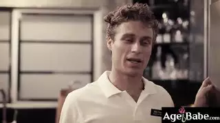إنه يلعق المصاصة لكنه يريد القضيب أكثر