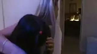 أمي وصديقتها المثلية القوية تجعل الحب