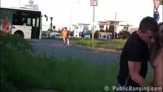 الشقراء الوقحة تسحبها مع رجلين في شارع مزدحم