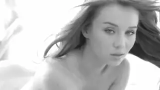 فاتنة جميلة مما عاريا على السرير