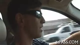 امرأة جميلة جميلة الحصول على الحمار القبضة من قبل صديقها الأسود