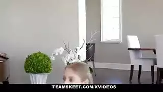 مثير شقراء تمتص ضابط القرض لها للحصول على المال الجيد ، مثل وقحة حقيقية.