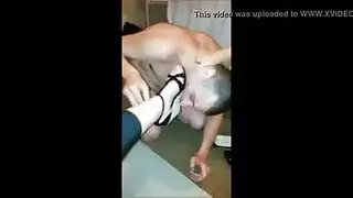 شاب لبناني خول يلحس أقدام حبيبته و صاحبتها و يستمتع