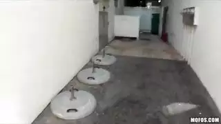 مثير الشباب البرازيلي الهواة في سن المراهقة مارس الجنس في الحمار