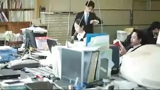 جثة الأنثى الميتة على الأرض