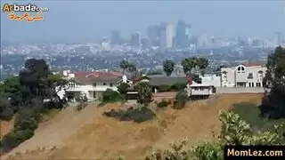 البنت تلعب العاب الفيديو والام تدخل عليها