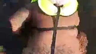 المؤخرة الكبيرة الأبنوس يئن والحصول على الحمار غازل