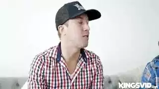 سيدة مع الآباء الكبار تريد أن تلعب مع صبي في سن المراهقة