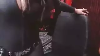 تدخين فاتنة الساخنة هو سخيف غريب وكسب الكثير من المال بسبب ذلك