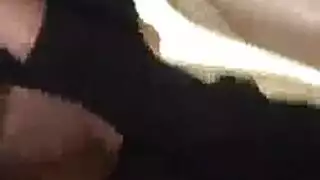 في سن المراهقة المسلمين يعطي النفط إلى الصبي الصغير.