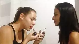 ثلاثة فراخ مثليه مثير ركوب على قضبان اصطناعية